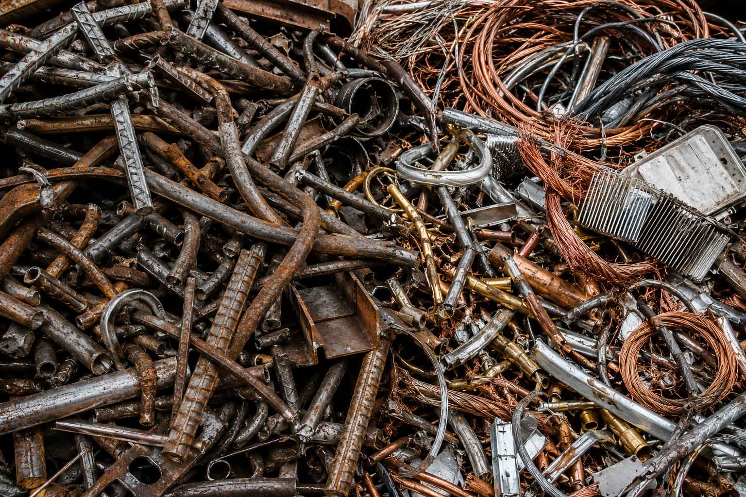 Metales ferrosos y no ferrosos reciclables mezclados, incluyendo acero, hierro, cobre, aluminio y latón provenientes de procesos industriales y recuperación de materiales.