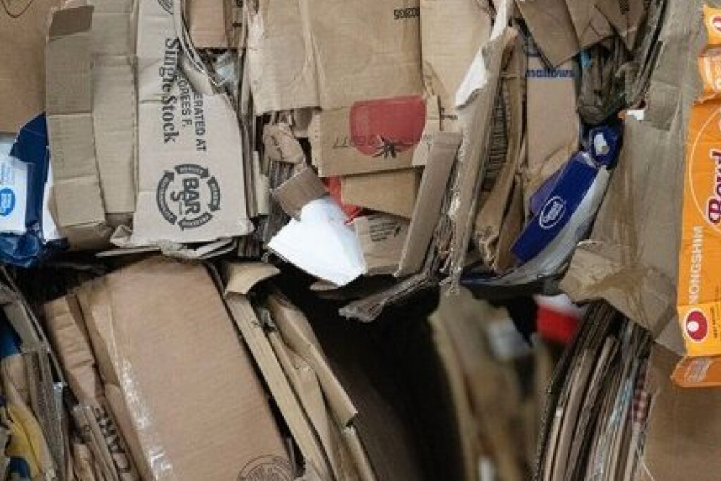 Cartón corrugado reciclable proveniente de cajas de embalaje, logística, almacenamiento y distribución de mercancías en Bogotá.